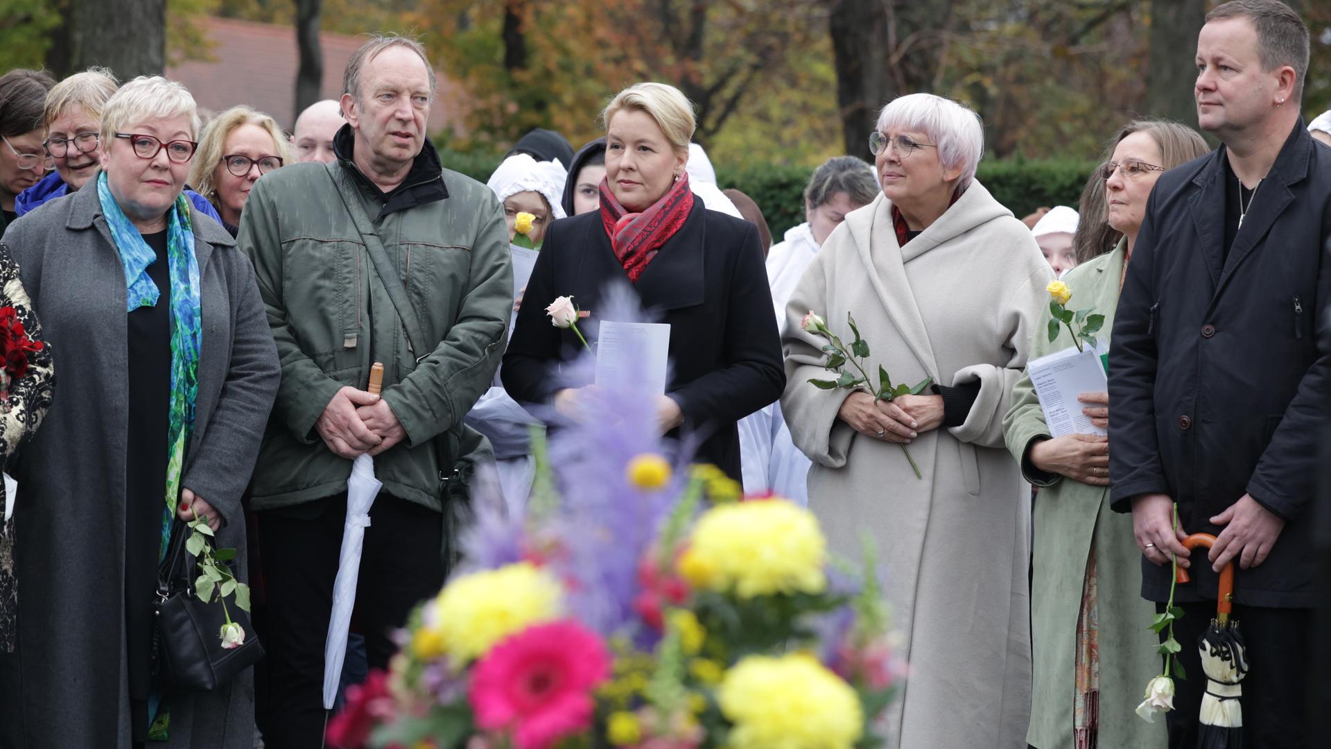 Evelyn Zupke (lr), SED-ofrekommissær, Tom Sello, behandlingskommissær i Berlin, Franziska Giffey (SPD), regjerende ordfører, Claudia Roth (Bündnis90/Die Grünen), statsminister for kultur, Hildigund Neubert fra borgerkontoret, og Klaus Lederer (Die Linke), senator for kultur, står side om side.