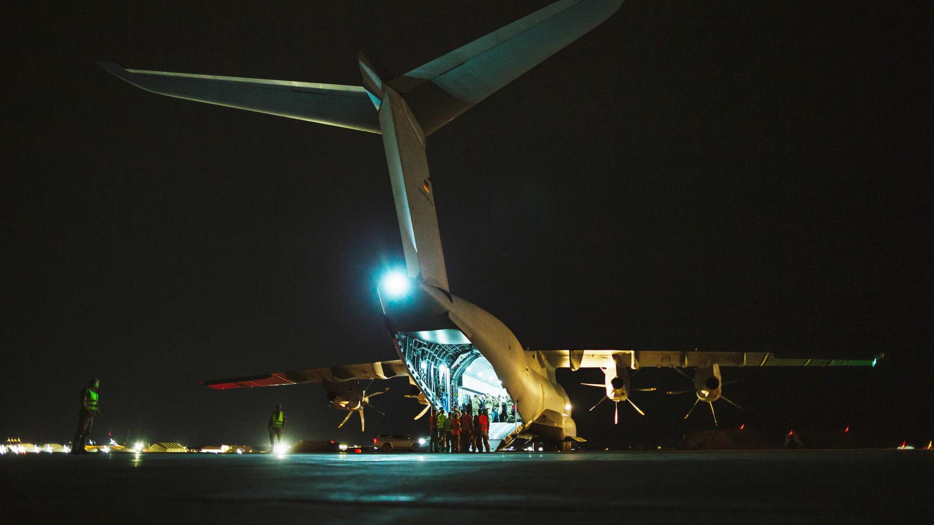 Die ersten evakuierten Personen treffen auf der Luftwaffenbasis Al-Azraqu in Jordanien ein. 