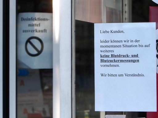  Plakate mit Aufschrift liebe Kunden, leider können wir in der momentanen Situation bis auf weiteres keine Blutdruckmessungen und Blutzuckermessungen vornehmen sowie Desinfektionsmittel ausverkauft an einer geschlossenen Apotheke in der Innenstadt von Mannheim, Baden Württemberg, Deutschland *** Posters with the words dear customers, unfortunately we are not able to perform blood pressure and blood sugar measurements in the current situation until further notice and disinfectants sold out at a closed pharmacy in the city center of Mannheim, Baden Württemberg, Germany