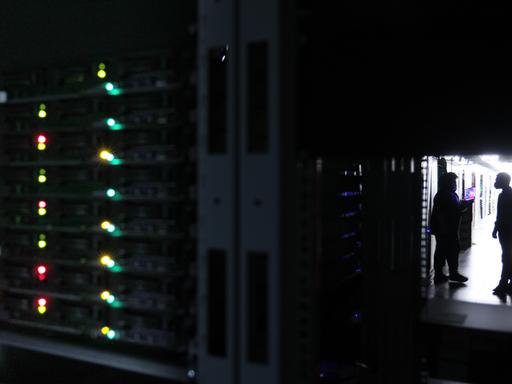 Ein Serverraum in einem Datenverarbeitungszentrum der russischen Social Media Holding VK in Moskau. VK betreibt verschiedene russische Social-Networking-Seiten. Ein Serverraum in einem Datenverarbeitungszentrum der russischen Social Media Holding VK in Moskau. VK betreibt verschiedene russische Social-Networking-Seiten.