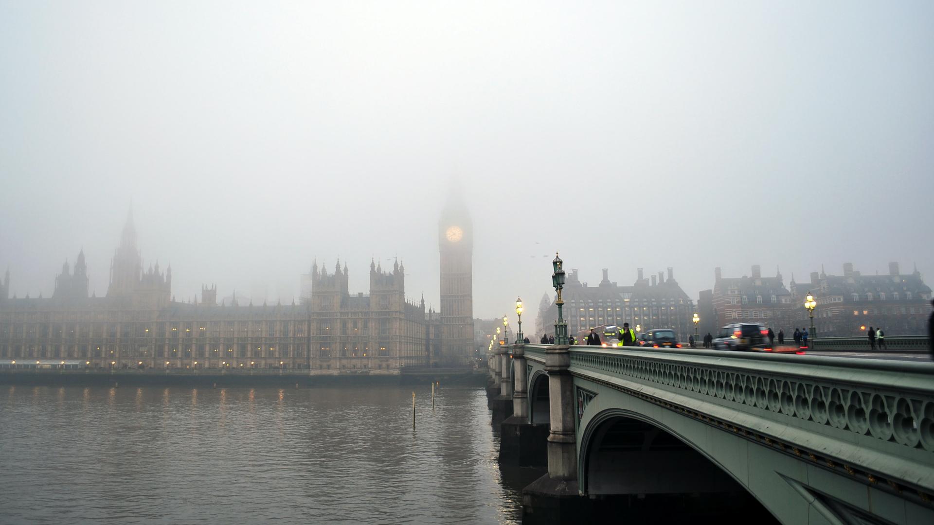 Blick über die Themse auf den Westminster Palace - die Stadt im Nebel