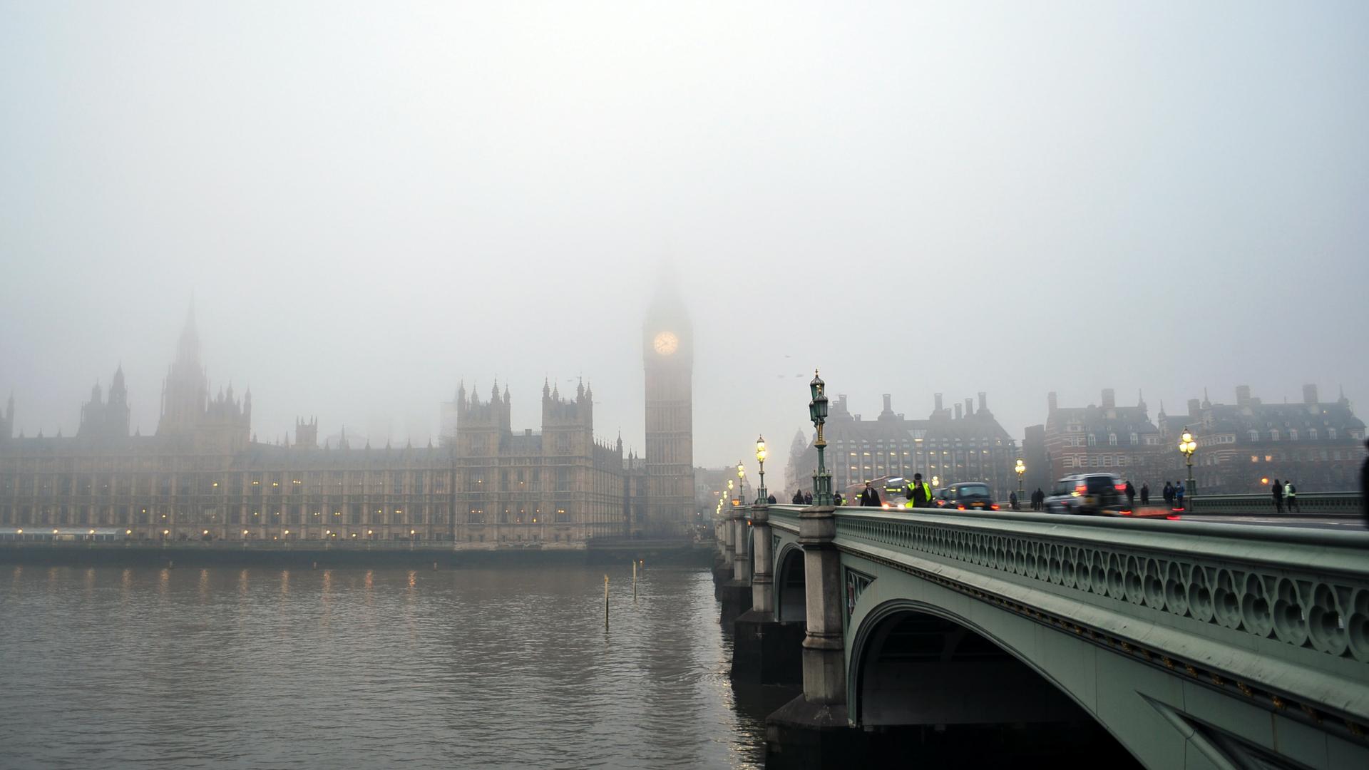 Blick über die Themse auf den Westminster Palace - die Stadt im Nebel Blick über die Themse auf den Westminster Palace - die Stadt im Nebel