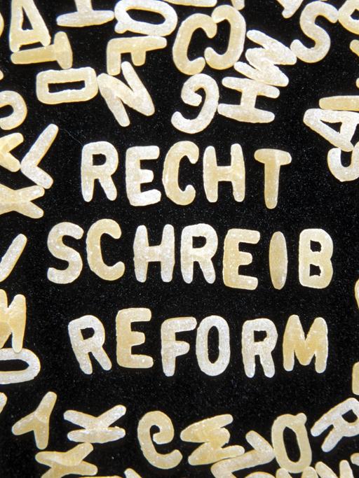  Rechtschreibreform: Schriftzug aus Buchstabennudeln.