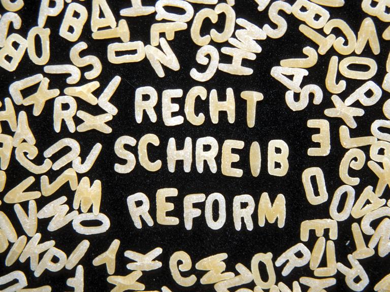  Rechtschreibreform: Schriftzug aus Buchstabennudeln.