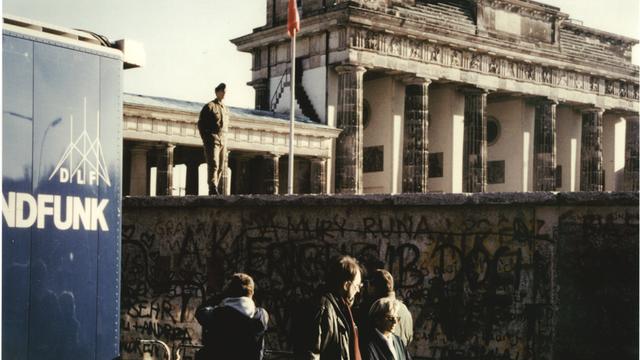 Ein Deutschlandfunk Ü-Wagen vor der Berliner Mauer am Brandenburger Tor, Dezember 1989 Ein Deutschlandfunk Ü-Wagen vor der Berliner Mauer am Brandenburger Tor, Dezember 1989