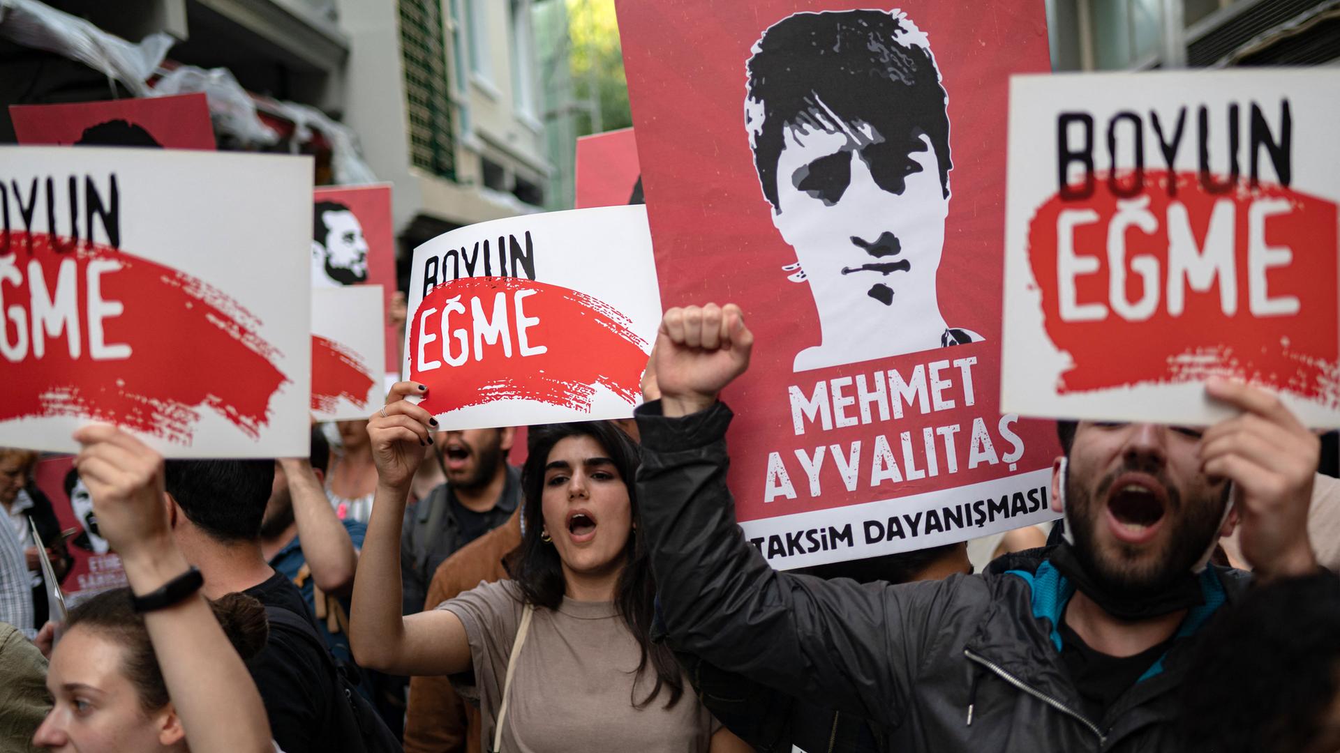 Demonstranten bei einem Unterstützungsmarsch für den Kulturförderer Osman Kavala. Er war am Montag (25.4.2022) wegen des Vorwurfs des versuchten Umsturzes der Regierung von einem Gericht in Istanbul zu lebenslanger Haft verurteilt worden. Demonstranten bei einem Unterstützungsmarsch für den Kulturförderer Osman Kavala. Er war am Montag (25.4.2022) wegen des Vorwurfs des versuchten Umsturzes der Regierung von einem Gericht in Istanbul zu lebenslanger Haft verurteilt worden.