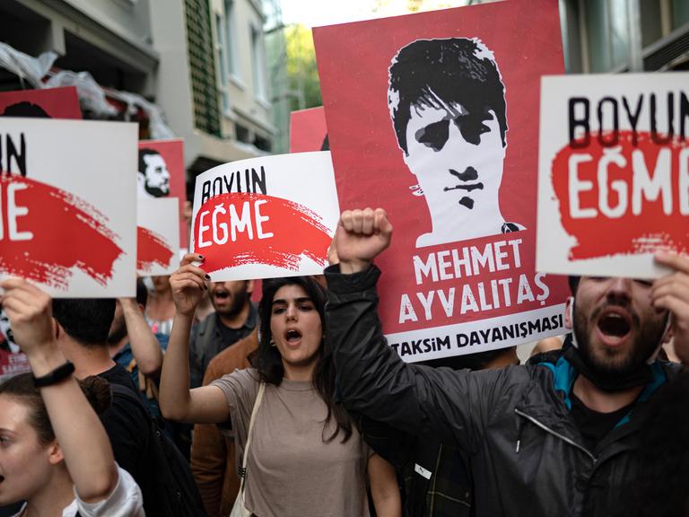 Demonstranten bei einem Unterstützungsmarsch für den Kulturförderer Osman Kavala. Er war am Montag (25.4.2022) wegen des Vorwurfs des versuchten Umsturzes der Regierung von einem Gericht in Istanbul zu lebenslanger Haft verurteilt worden.