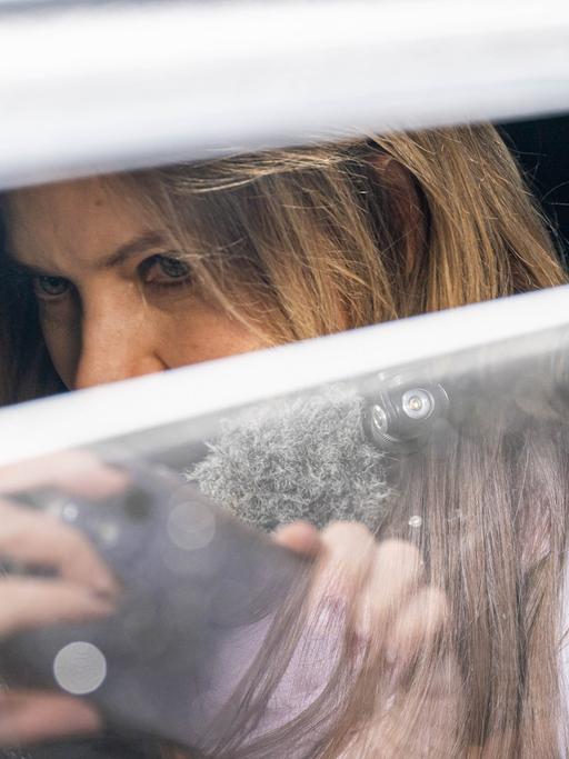 Die ehemalige griechische Vizepräsidentin des Europäischen Parlaments Eva Kaili kommt nach ihrer Haftentlassung an ihrem Haus in Brüssel an. In der Aufnahme ist sie durch das halbgeöffnete Fenster ihres Autos zu sehen. 