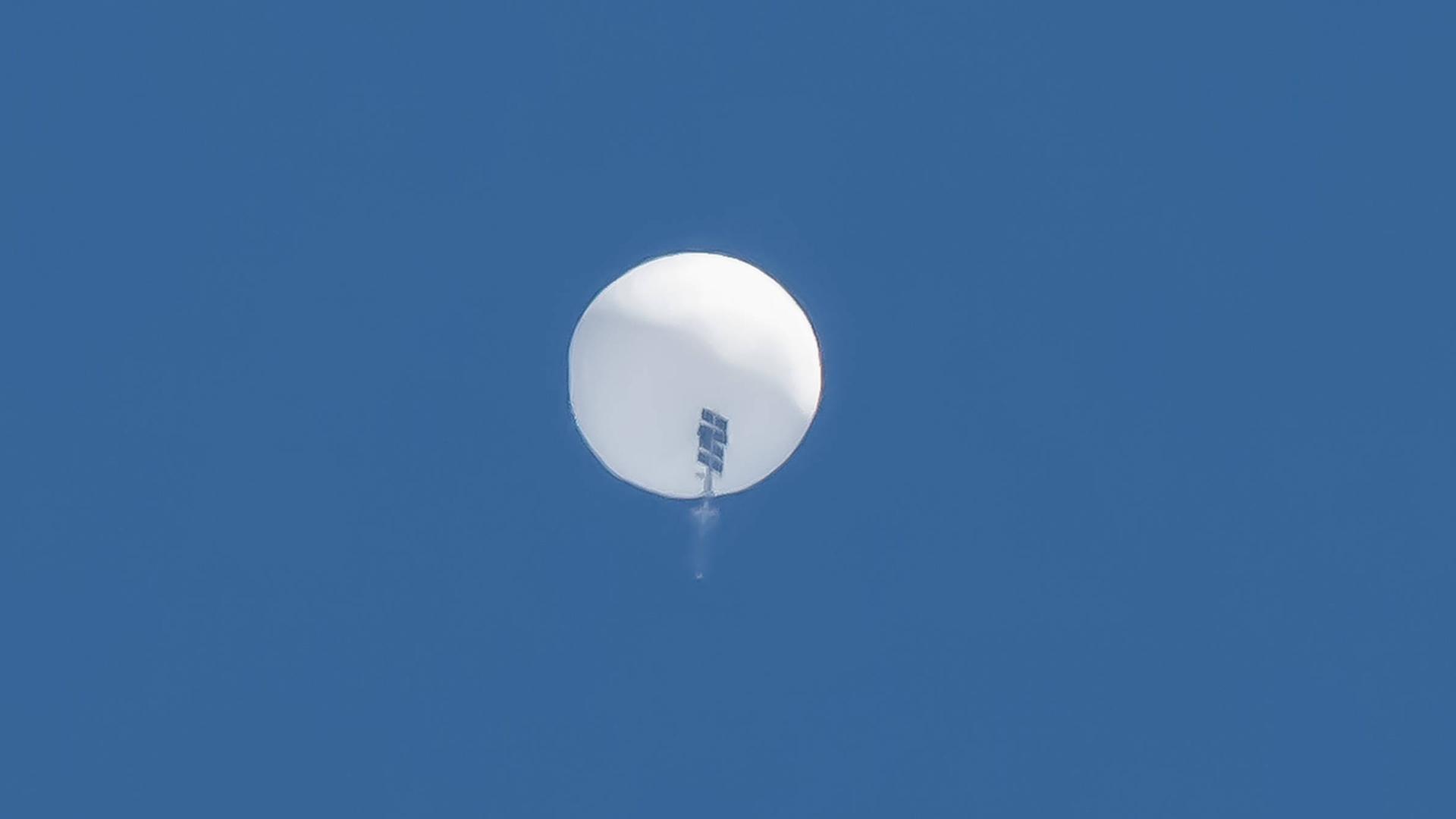 Ein Ballon an dem Elektronik hängt