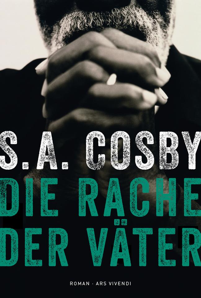Das Cover von S. A. Cosbys Krimi "Die Rache der Väter" zeigt neben Autorname und Buchtitel einen Teil des Gesichts eines bärtigen Mannes, der die Hände gefaltet hat.