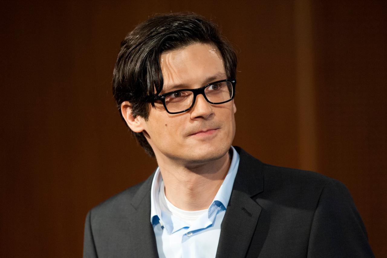 Srdjan Govedarica steht als Moderator einer Veranstaltung 2016 in Köln auf der Bühne. Srdjan Govedarica steht als Moderator einer Veranstaltung 2016 in Köln auf der Bühne.