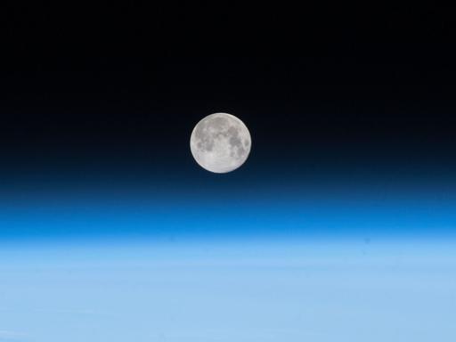 Ein Vollmond-Aufgang (hier fotografiert von der Besatzung der ISS) ist immer super – aber es gibt keinen „Supermond“. (NASA)
