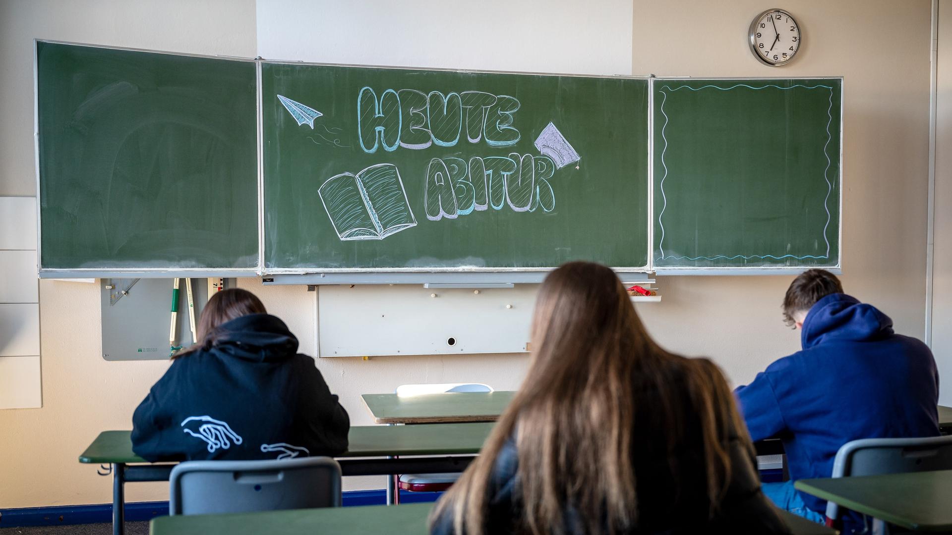 "Heute Abitur" steht auf einer Tafel im Klassenzimmer eines Gymnasiums in Niedersachsen (Symbolbild) "Heute Abitur" steht auf einer Tafel im Klassenzimmer eines Gymnasiums in Niedersachsen (Symbolbild)