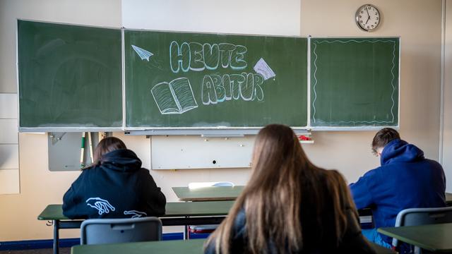 "Heute Abitur" steht auf einer Tafel im Klassenzimmer eines Gymnasiums in Niedersachsen (Symbolbild)