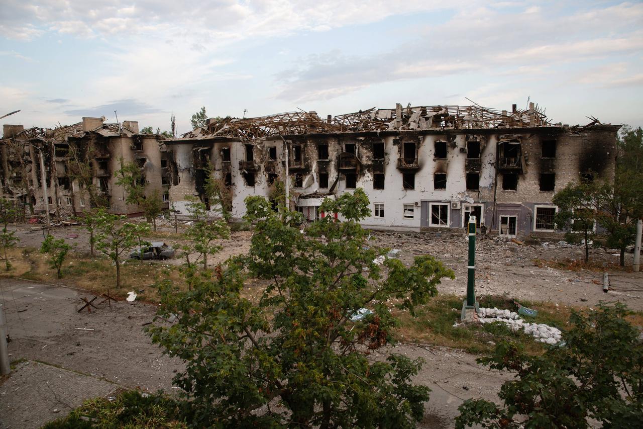 Ein völlig zerstörter und ausgebrannter Wohnblock in Sjewjerodonezk.