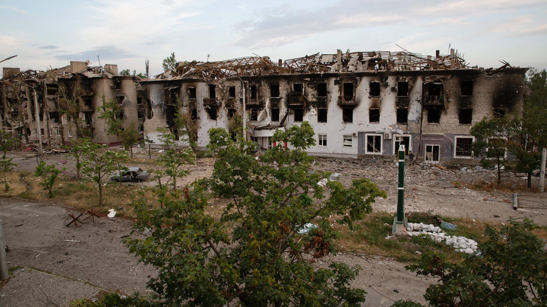 Ein zerstörter und ausgebrannter Wohn-Block in der Stadt Sjewjerodonezk.