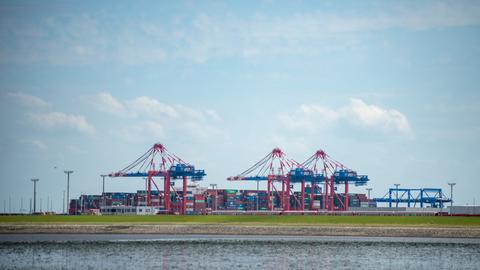 Der Jade-Weser-Port in Wilhelmshaven: An dem niedersächsichen Nordseehafen wird nach Plänen der Bundesregierung ein schwimmendes LNG Terminal gebaut.