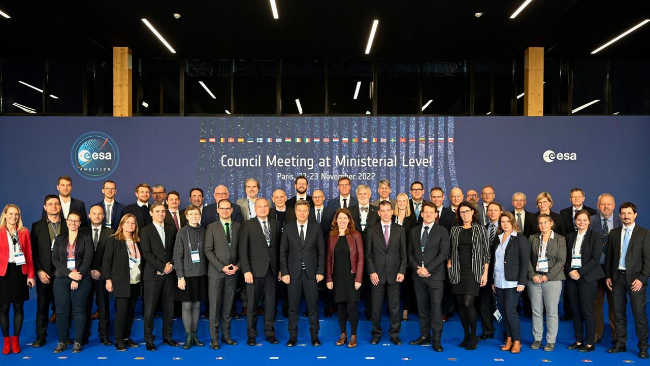 Die deutsche Delegation beim ESA-Ministerrat umfasste u.a. Robert Habeck (vorne Mitte; als Wirtschaftsminister für Raumfahrt zuständig), Anne Christmann (rechts daneben; Koordinatorin der Bundesregierung für die Luft- und Raumfahrt) und Walther Pelzer (links daneben; DLR-Raumfahrtvorstand) Die deutsche Delegation beim ESA-Ministerrat umfasste u.a. Robert Habeck (vorne Mitte; als Wirtschaftsminister für Raumfahrt zuständig), Anne Christmann (rechts daneben; Koordinatorin der Bundesregierung für die Luft- und Raumfahrt) und Walther Pelzer (links daneben; DLR-Raumfahrtvorstand)