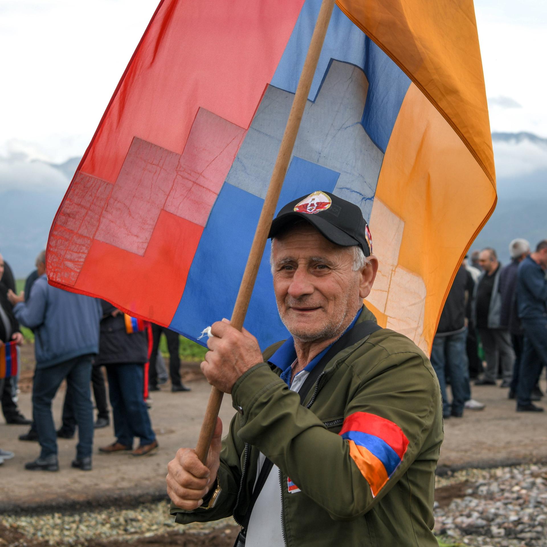 Ein Demonstrant mit einer Berg-Karabach-Flagge wird während einer Kundgebung an der armenisch-aserbaidschanischen Grenze gesehen. 