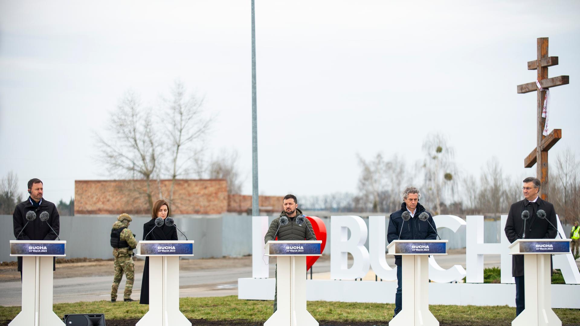 Butscha: Eduard Heger, Ministerpräsident der Slowakei, Maia Sandu, Präsidentin der Republik Moldau, Wolodymyr Selenskyj, Präsident der Ukraine, Robert Golob, Ministerpräsident von Slowenien und Andrej Plenkovic, Premierminister von Kroatien, während einer Gedenkfeier. Am ersten Jahrestag der Befreiung der Kleinstadt Butscha hat der ukrainische Präsident Selenskyj mit einem Video an dort verübte ru Butscha: Eduard Heger, Ministerpräsident der Slowakei, Maia Sandu, Präsidentin der Republik Moldau, Wolodymyr Selenskyj, Präsident der Ukraine, Robert Golob, Ministerpräsident von Slowenien und Andrej Plenkovic, Premierminister von Kroatien, während einer Gedenkfeier. Am ersten Jahrestag der Befreiung der Kleinstadt Butscha hat der ukrainische Präsident Selenskyj mit einem Video an dort verübte ru