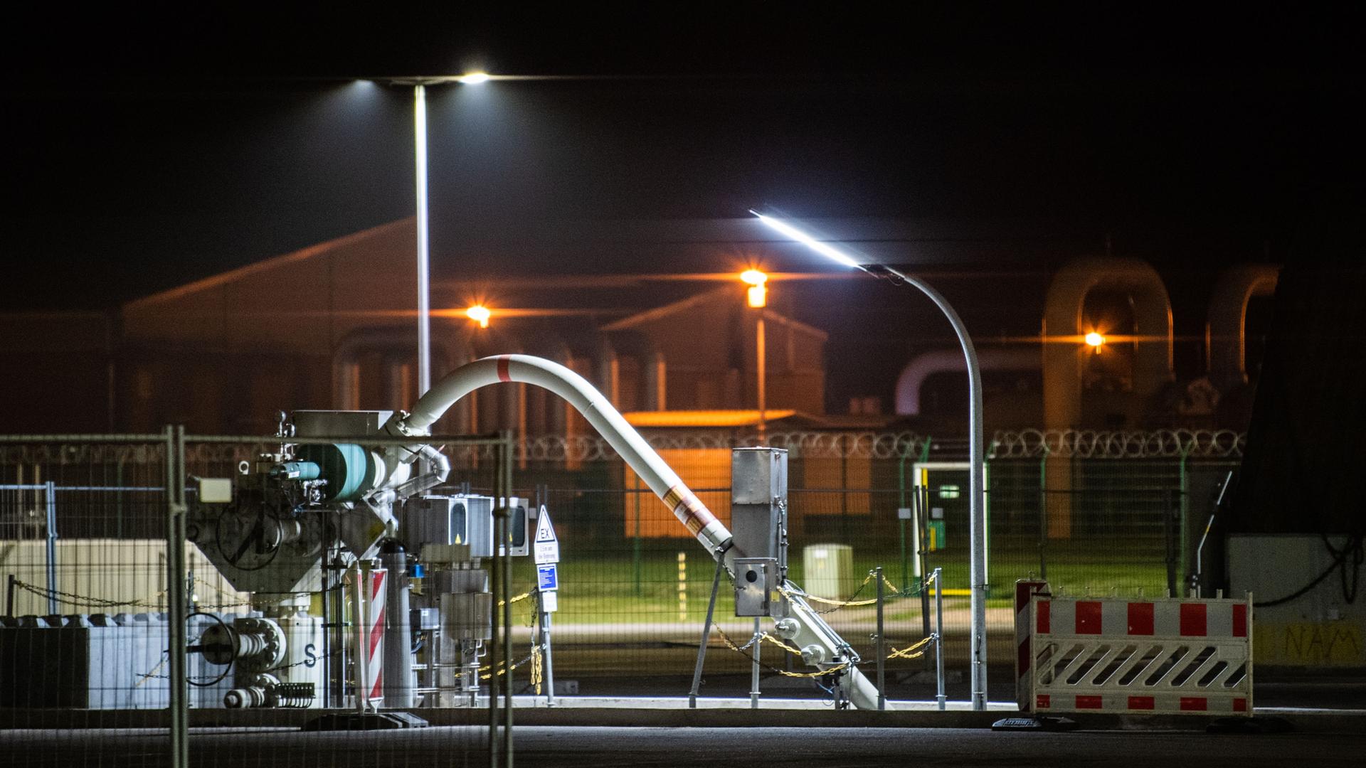 Rohrleitungen zu unterirdischen Speichern auf dem Gelände des Erdgasspeichers Rehden. Betreiber des Speichers ist die Firma Astora, eine Tochtergesellschaft des russischen Staatskonzerns Gazprom. Rohrleitungen zu unterirdischen Speichern auf dem Gelände des Erdgasspeichers Rehden. Betreiber des Speichers ist die Firma Astora, eine Tochtergesellschaft des russischen Staatskonzerns Gazprom.