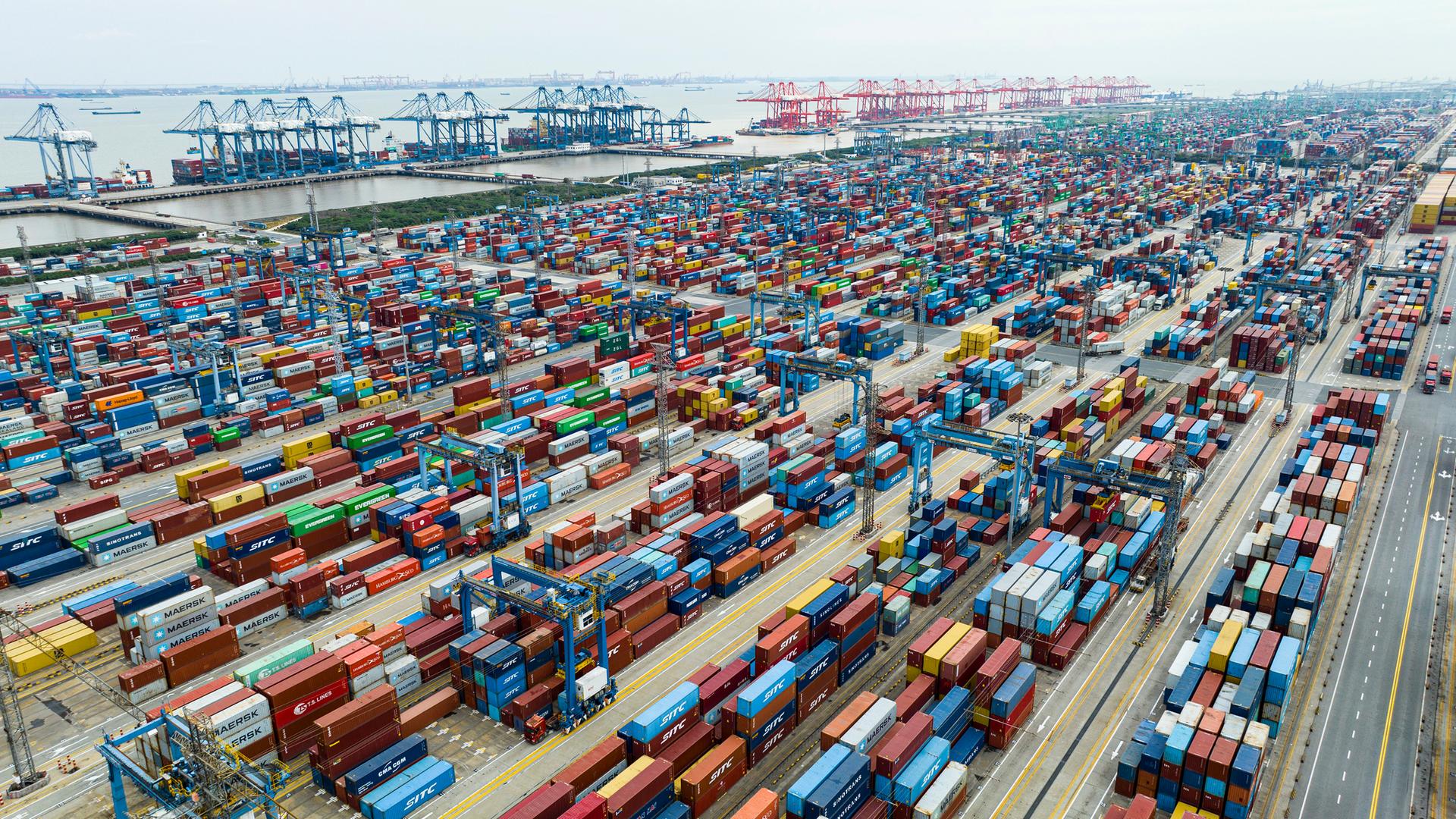 Luftaufnahme des Waigaoqiao Port in Shanghai im Osten Chinas Luftaufnahme des Waigaoqiao Port in Shanghai im Osten Chinas