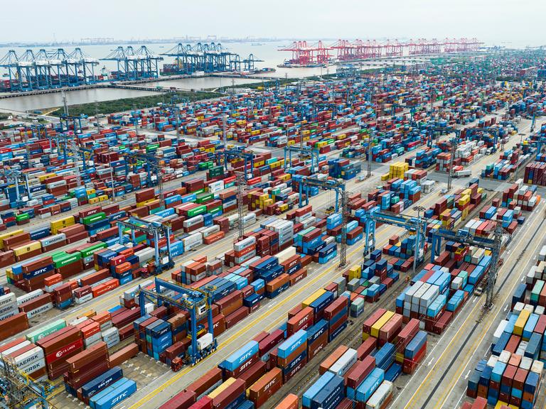 Luftaufnahme des Waigaoqiao Port in Shanghai im Osten Chinas