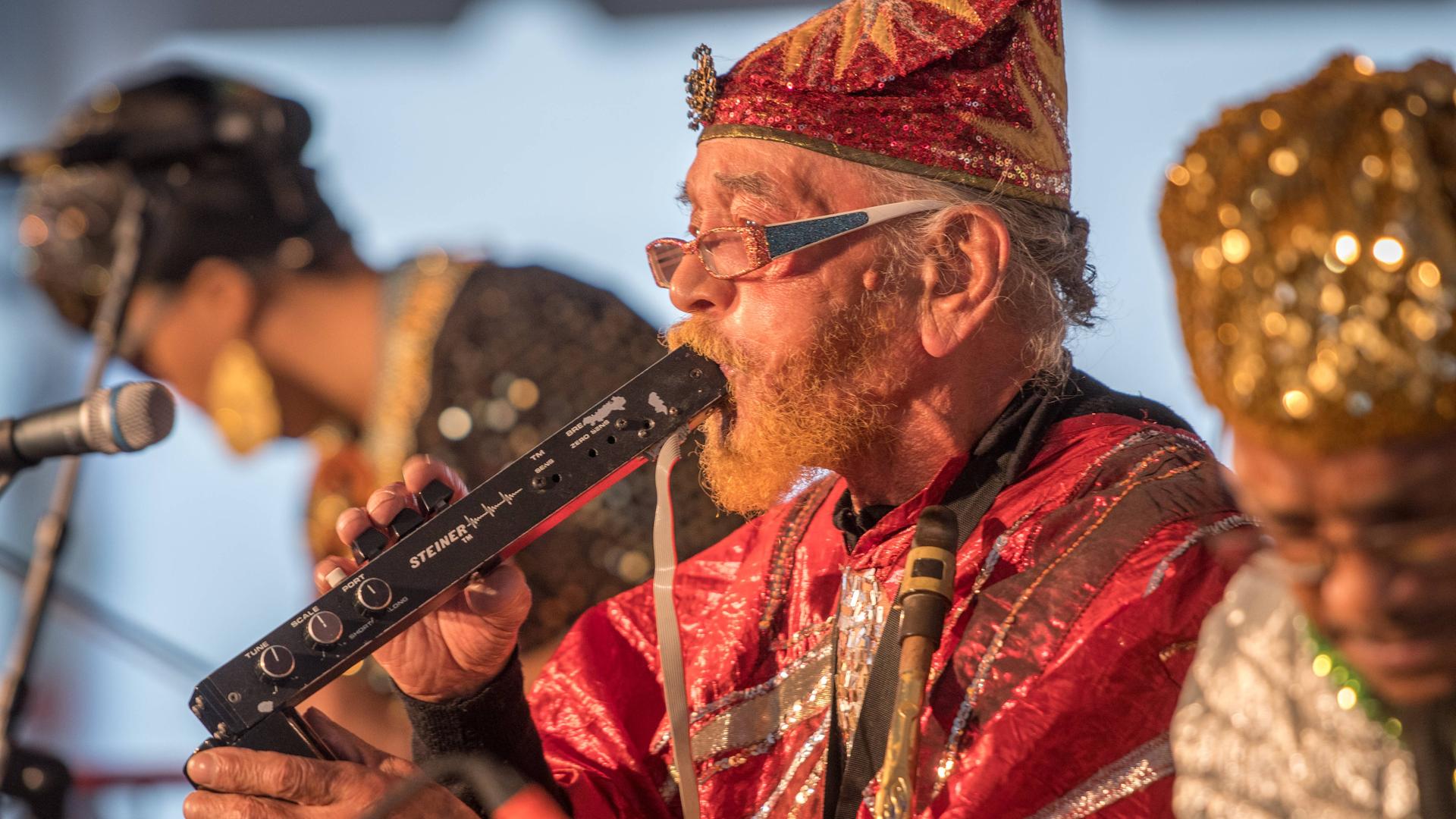 Marshall Allen, der Bandleader des Sun Ra Arkestra beim National Folk Life Festival, Greensboro, North Carolina. Marshall Allen, der Bandleader des Sun Ra Arkestra beim National Folk Life Festival, Greensboro, North Carolina.