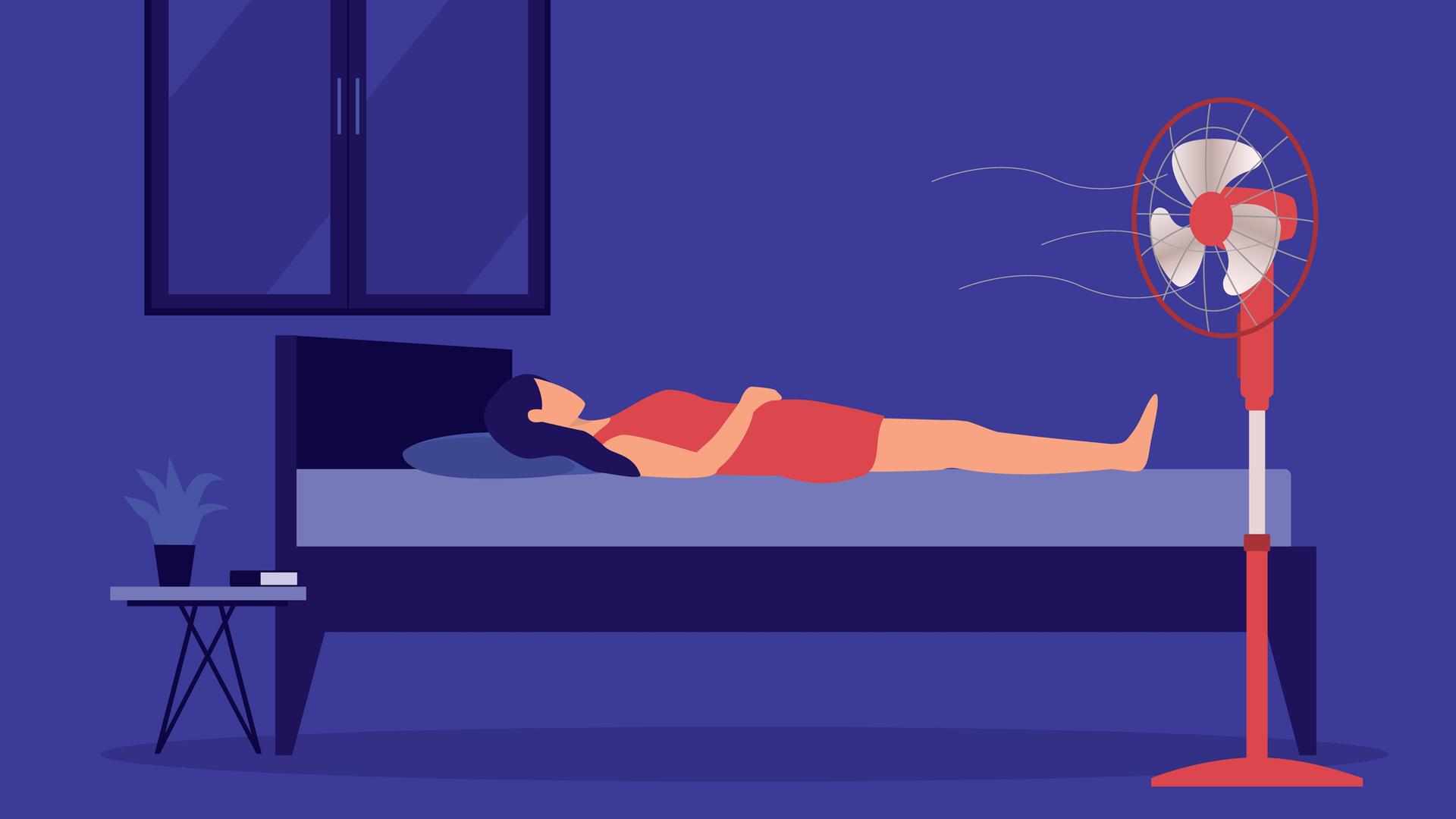 Illustration: Eine Frau liegt erschöpft in ihrem Bett, ein Ventilator steht vor ihr. Illustration: Eine Frau liegt erschöpft in ihrem Bett, ein Ventilator steht vor ihr.