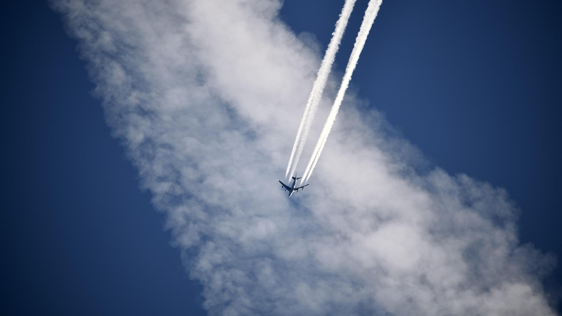 Kondensstreifen eines Flugzeugs am Himmel Kondensstreifen eines Flugzeugs am Himmel