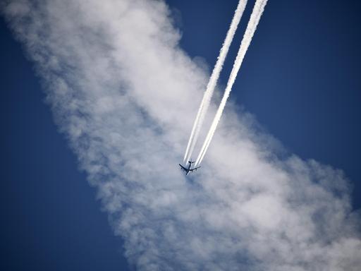 Kondensstreifen eines Flugzeugs am Himmel