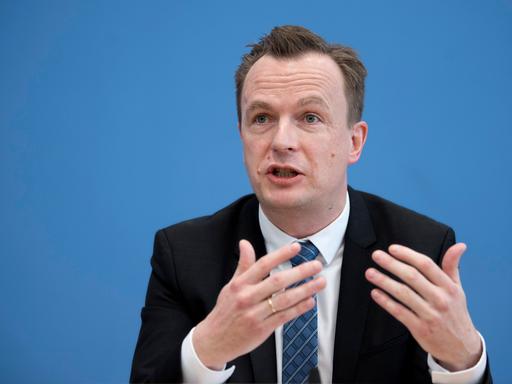 Der Ökonom Jens Südekum 2020 während einer Bundespressekonferenz der Wirtschaftsinstitute zum Thema Wirtschaftspolitische Implikationen der Coronakrise in Berlin