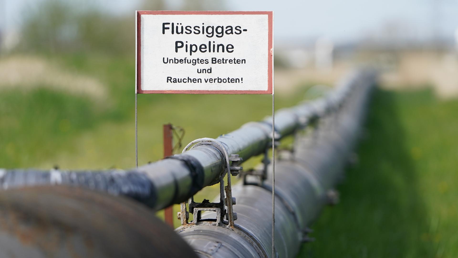 Blick auf eine Flüssiggas-Pipeline am Nordsee Gas Terminal. Blick auf eine Flüssiggas-Pipeline am Nordsee Gas Terminal.