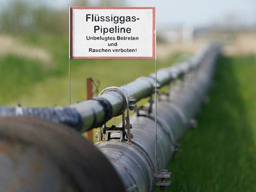 Blick auf eine Flüssiggas-Pipeline am Nordsee Gas Terminal. 