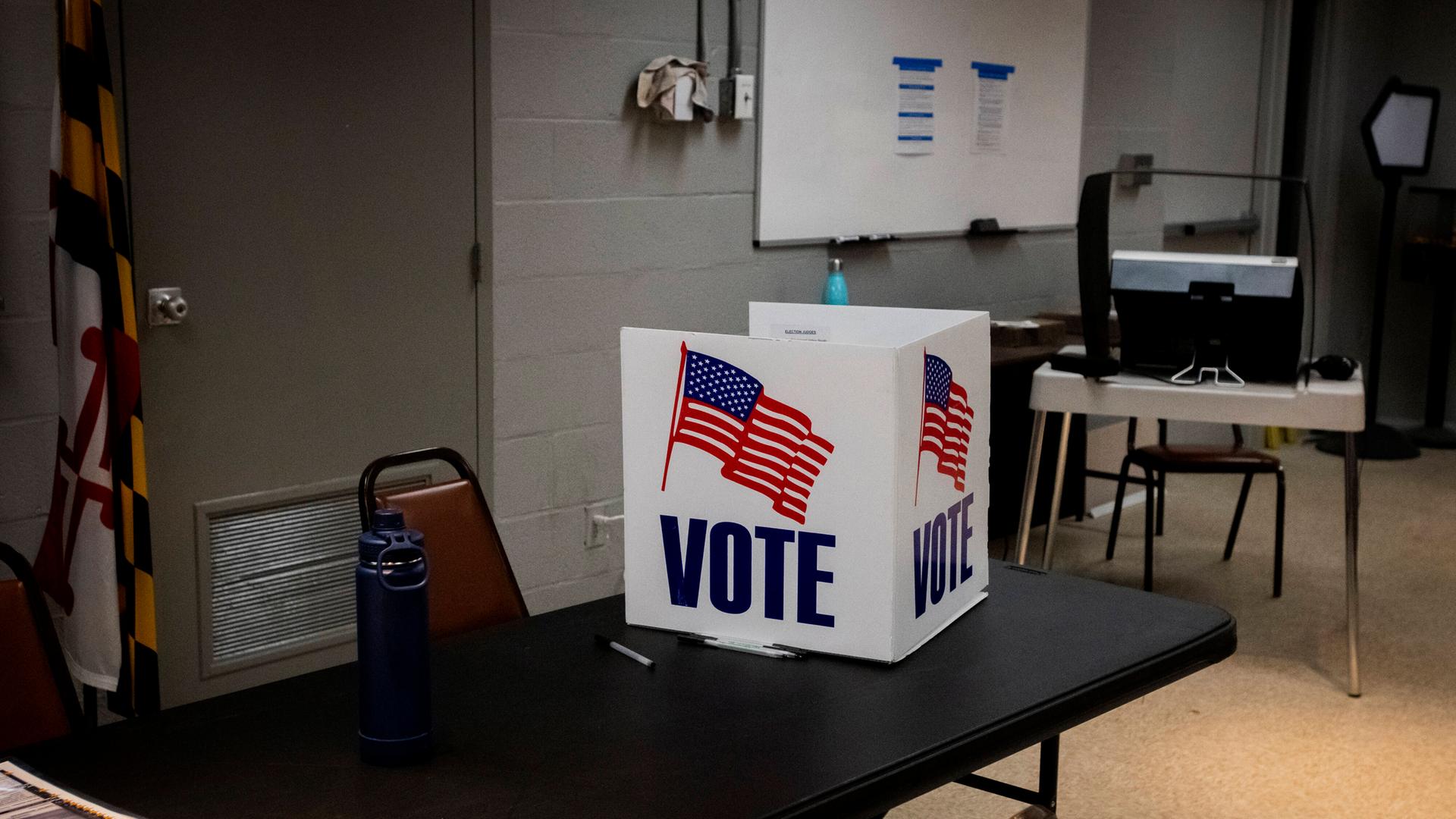 Das Bild zeigt eine Wahlkabine bei den Zwischenwahlen in den USA in Annapolis, Maryland 