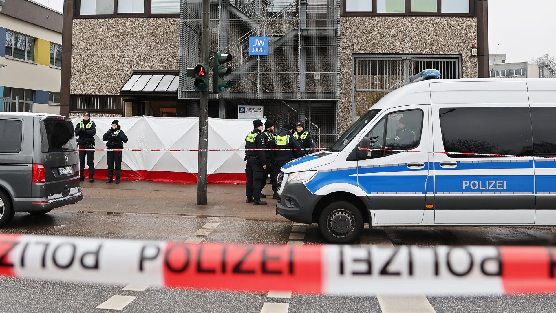 Polizisten stehen vor dem Gebäude der Zeugen Jehovas im Stadtteil Alsterdorf. Polizisten stehen vor dem Gebäude der Zeugen Jehovas im Stadtteil Alsterdorf.