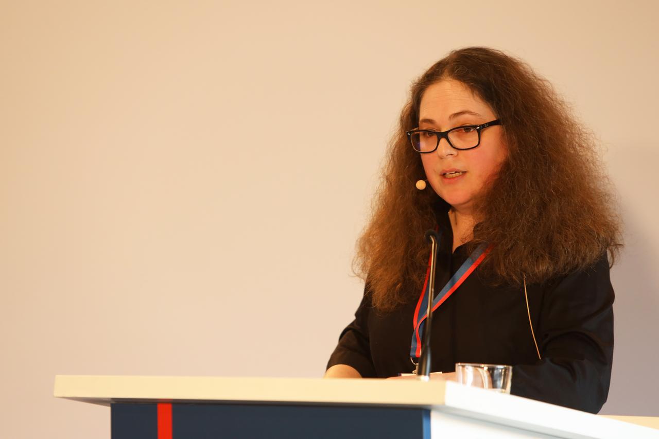 Yael Kupferberg steht am Rednerpult. Yael Kupferberg steht am Rednerpult.