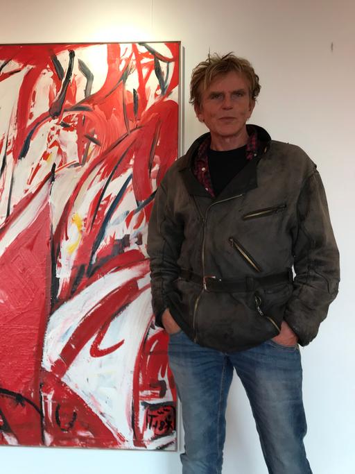 Torsten Schlüter vor einer seiner rot-weißen Arbeiten im Stadion an der Alten Försterei in Berlin