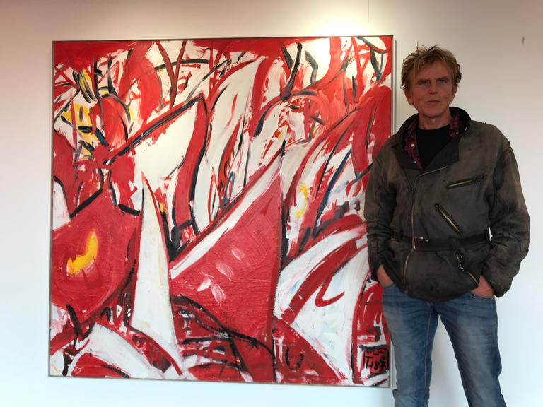 Torsten Schlüter vor einer seiner rot-weißen Arbeiten im Stadion an der Alten Försterei in Berlin