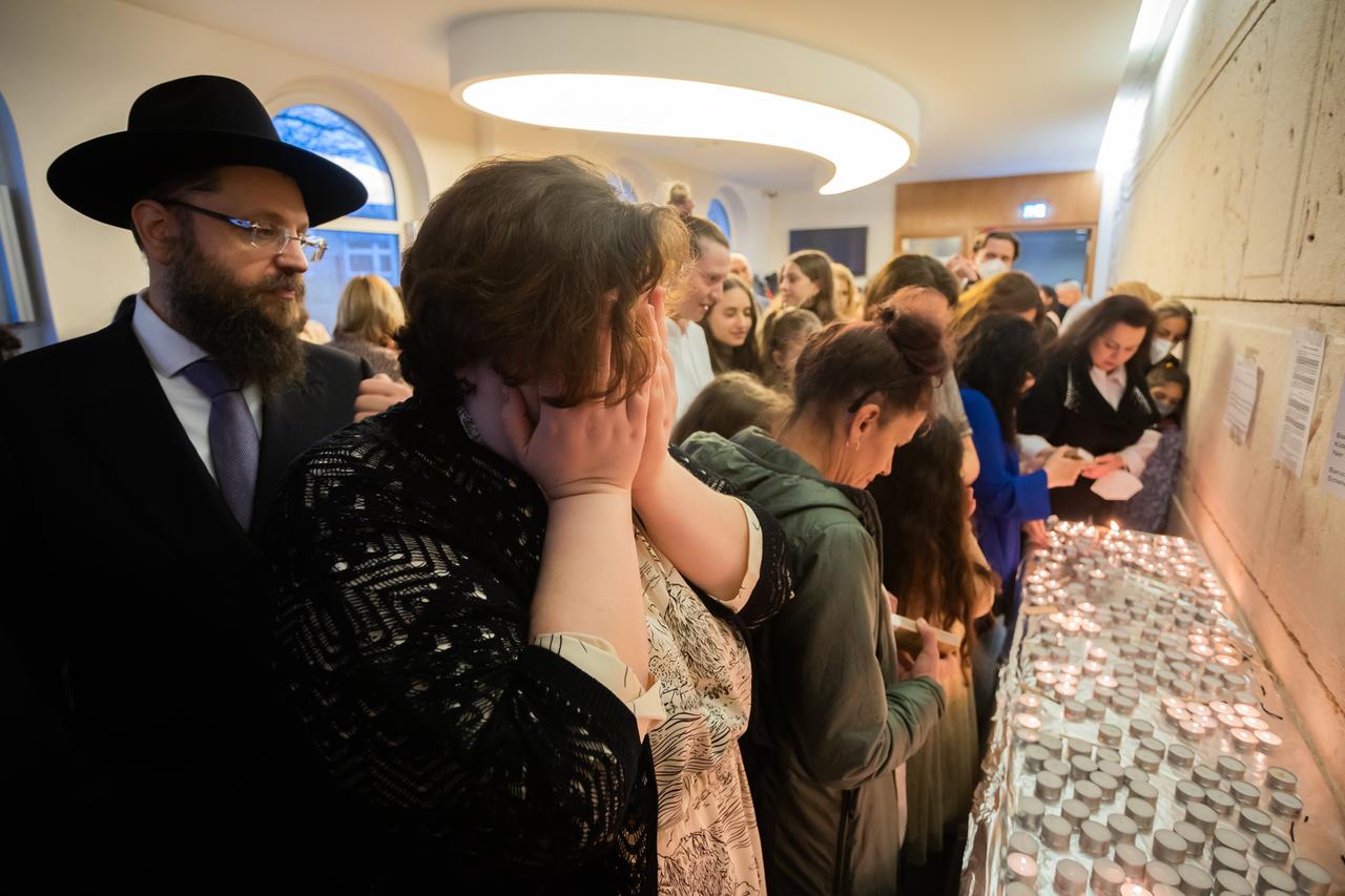 Gläubige beten zu Beginn des Pessach-Fests im Jüdischen Bildungszentrum Chabad Lubawitsch Berlin für den Frieden in der Welt und zünden Kerzen an. 