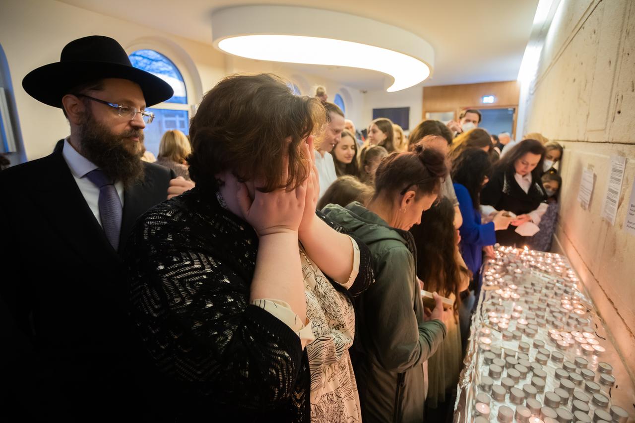 Gläubige beten zu Beginn des Pessach-Fests im Jüdischen Bildungszentrum Chabad Lubawitsch Berlin für den Frieden in der Welt und zünden Kerzen an. Gläubige beten zu Beginn des Pessach-Fests im Jüdischen Bildungszentrum Chabad Lubawitsch Berlin für den Frieden in der Welt und zünden Kerzen an.