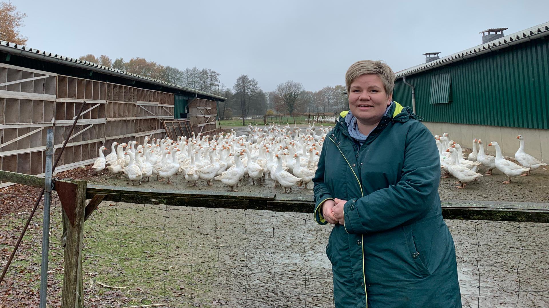 Landwirtin Iris Tapphorn vor ihren Gänsen