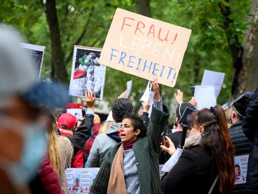 Eine Frau schreit eine Parole und zeigt ein Plakat mit der Aufschrift "Frau! Leben! Freiheit!" auf einer Solidaritätskundgebung nach dem Tod der Kurdin Jina (Mahsa) Amini, die in der vergangenen Woche im Iran nach ihrer Verhaftung durch die dortige Sittenpolizei gestorben war.