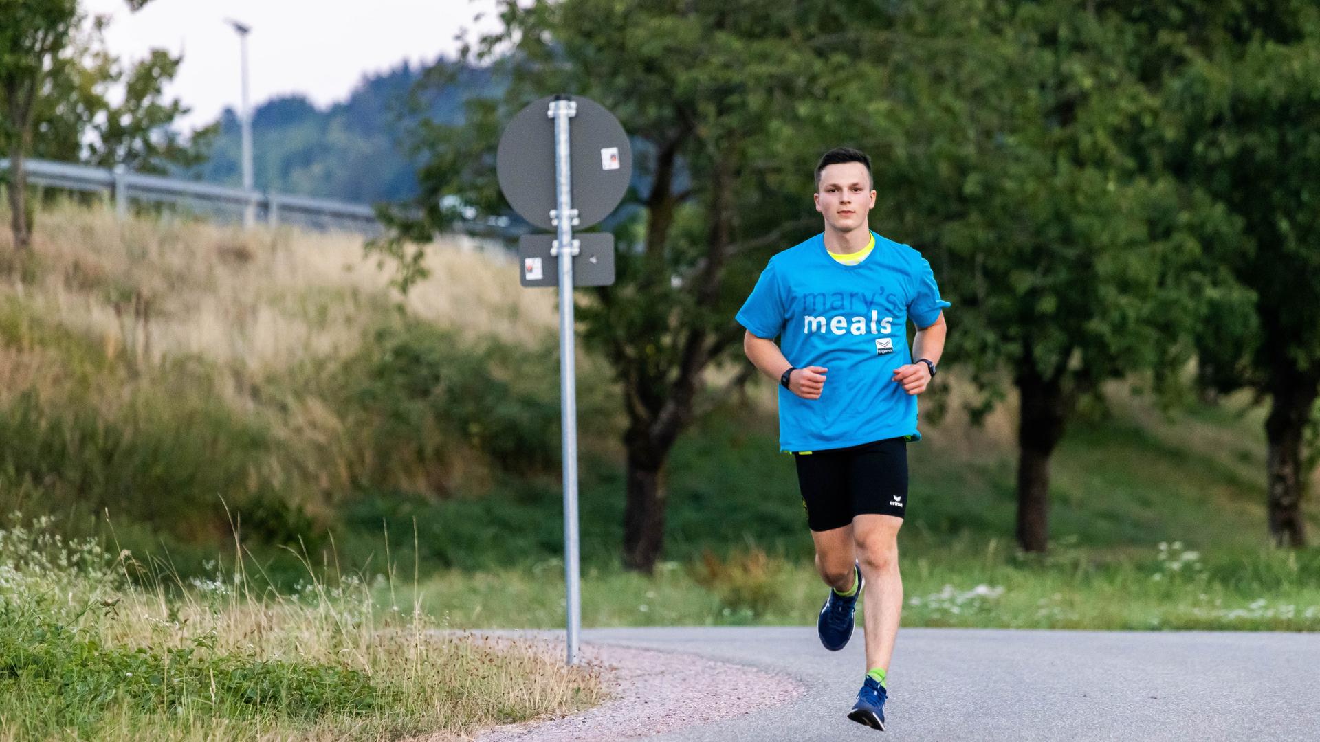 Der Schüler Denis Holub auf seinem Spenden-Lauf in Richtung Hamburg. Der Schüler Denis Holub auf seinem Spenden-Lauf in Richtung Hamburg.