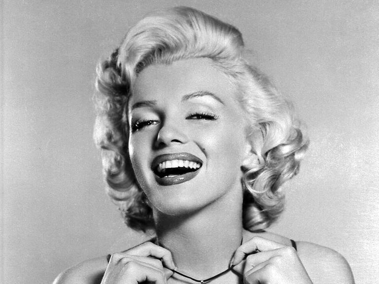 Marilyn Monroe lacht in die Kamera