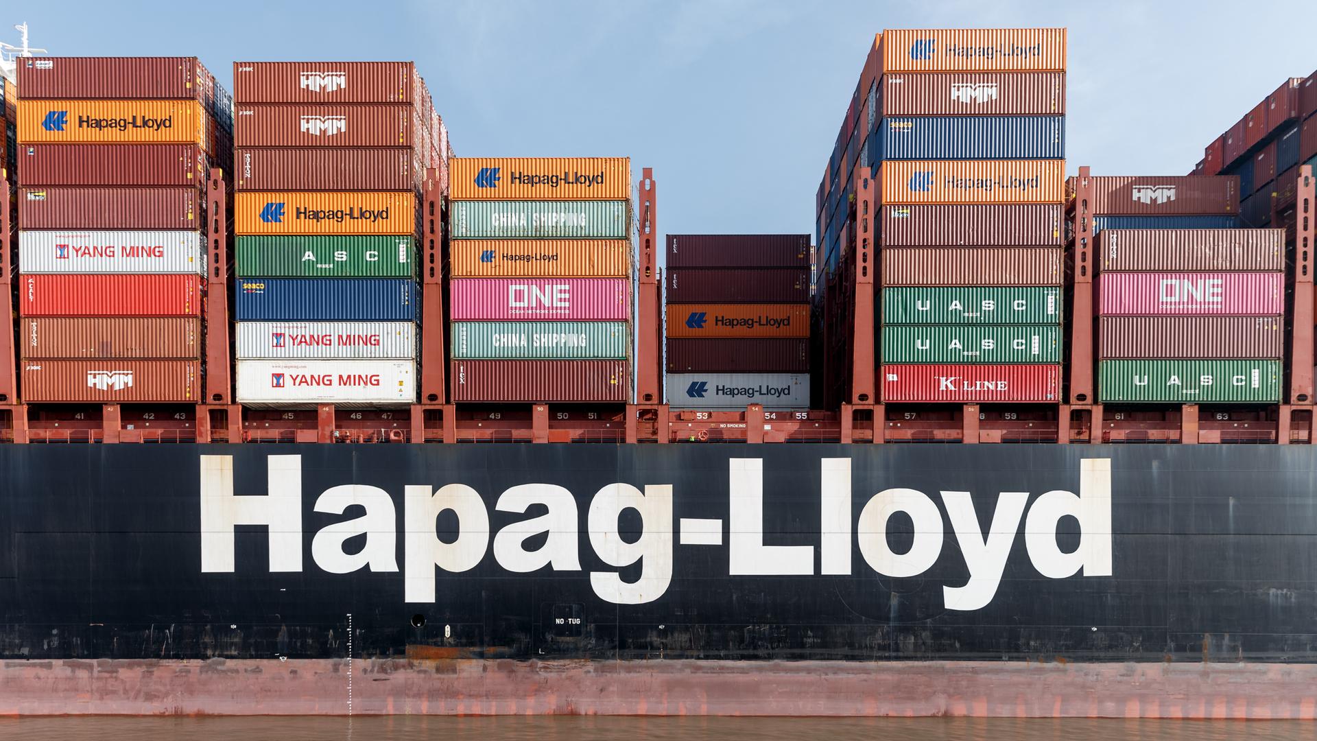 Der Schriftzug "Hapag-Lloyd" steht an der Bordwand eines Containerschiffs der gleichnamigen Reederei. Der Schriftzug "Hapag-Lloyd" steht an der Bordwand eines Containerschiffs der gleichnamigen Reederei.