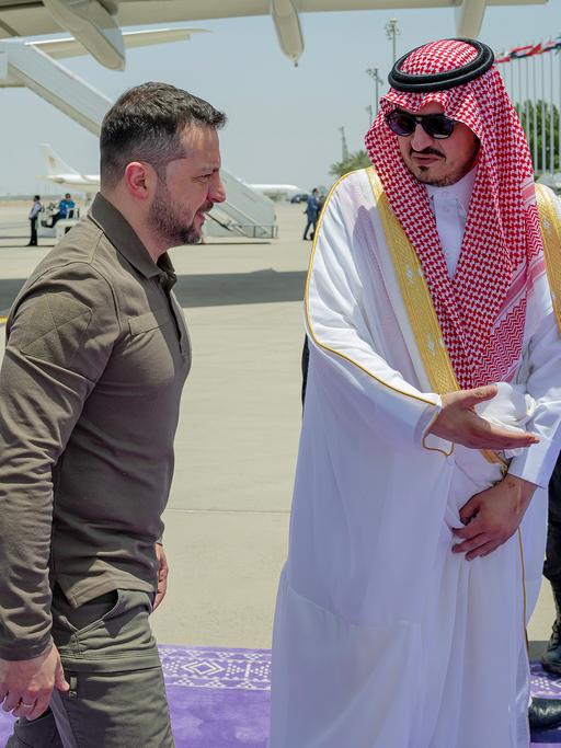 Der ukrainische Präsident Wolodymyr Selenskyj wird auf dem Flugfeld beim 32.Gipfel der Arabischen Liga in Dschidda empfangen.