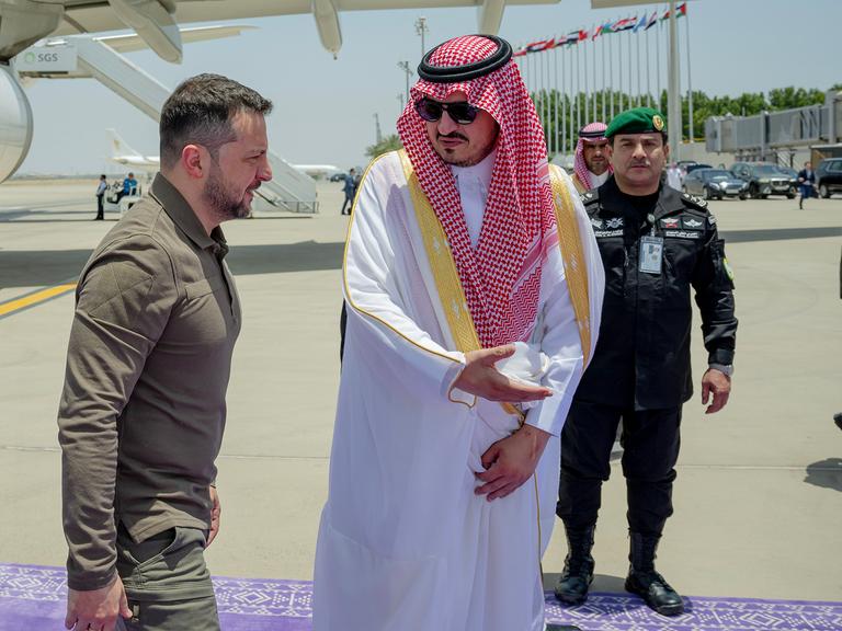 Der ukrainische Präsident Wolodymyr Selenskyj wird auf dem Flugfeld beim 32.Gipfel der Arabischen Liga in Dschidda empfangen.