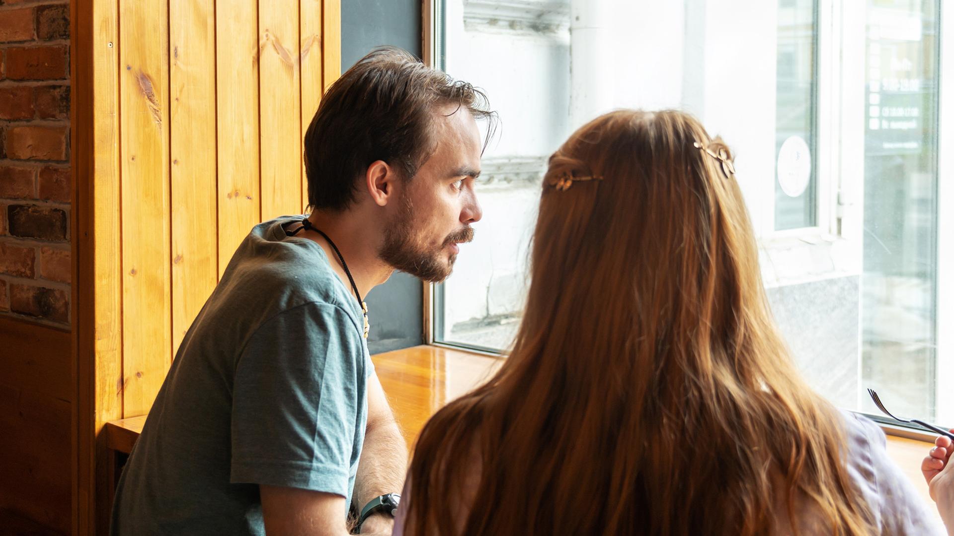 Die Geschwister Esther und Matthias verbindet eine Hassliebe - sie haben einander in der Hand. Zu sehen: Eine Frau (von hinten) mit langen Haaren, sitzt neben einem Mann (im Profil) der aus dem Fenster schaut. Die Geschwister Esther und Matthias verbindet eine Hassliebe - sie haben einander in der Hand. Zu sehen: Eine Frau (von hinten) mit langen Haaren, sitzt neben einem Mann (im Profil) der aus dem Fenster schaut.