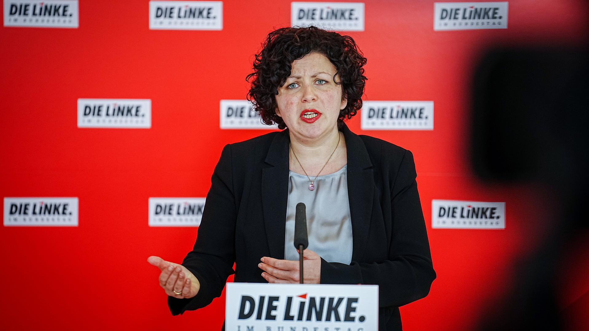 Amira Mohamed Ali, Fraktionsvorsitzende der Partei Die Linke, gibt ein Pressestatement zu Beginn der Fraktionssitzung ihrer Partei. Amira Mohamed Ali, Fraktionsvorsitzende der Partei Die Linke, gibt ein Pressestatement zu Beginn der Fraktionssitzung ihrer Partei.
